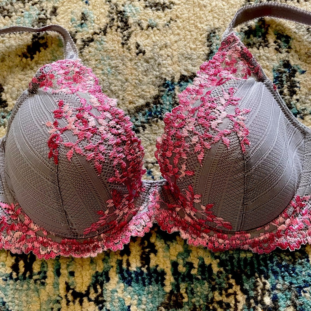 Wacoal Embrace 32DD lace bra